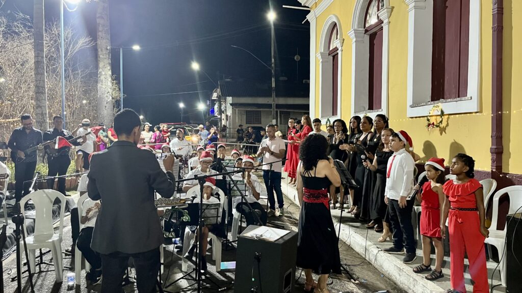 Cantata Natalina encanta expectadores em frente ao Palacete Barbosa de Lima em Curuçá